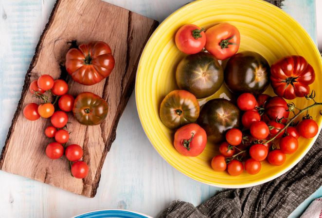 Napkins near bowls and board with tomatoes