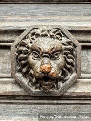 Carved wooden Lion's head 4MGDdE