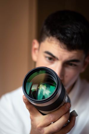 Man holding camera lens