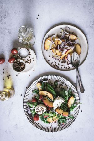 Salad with nectarines and crunchy lentils