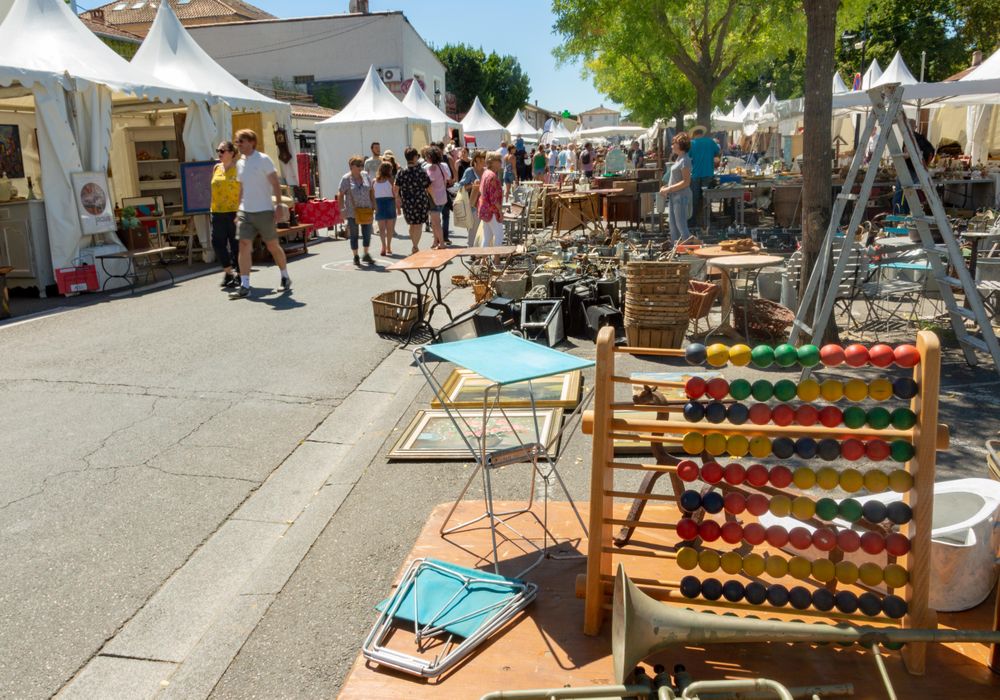 People walking at the street market in L'Isle-sur-la-Sorgue, France