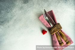  Cutlery in red napkin with heart decoration 0V66OD