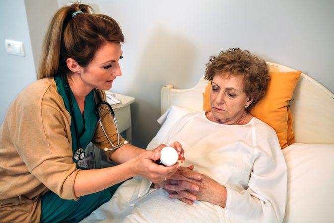 Female doctor explaining posology