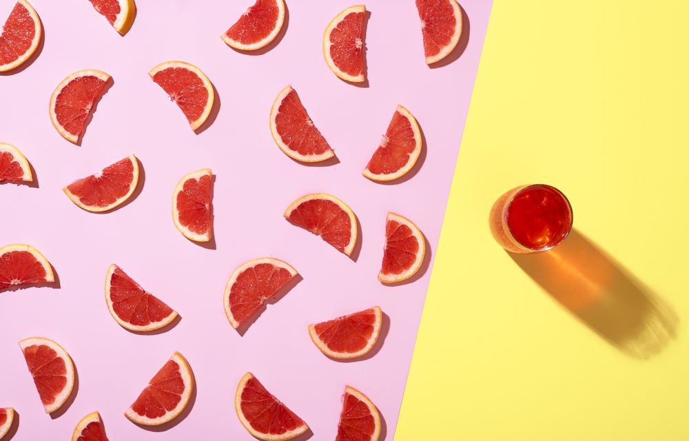 Cold grapefruit drink and grapefruit slices