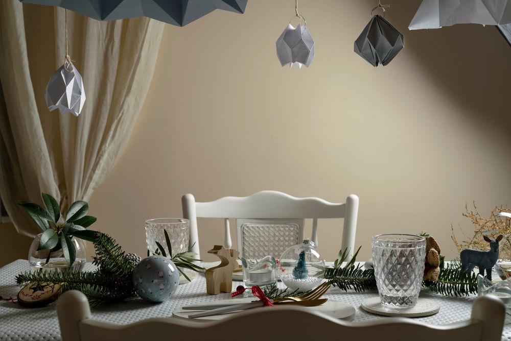 Table set gold at Christmas