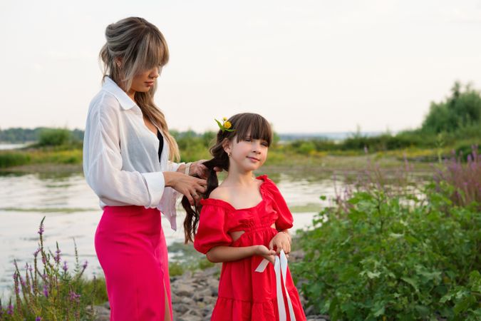 Mom weaves fresh flowers into daughter's braid