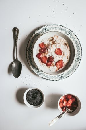 Porridge with strawberries