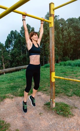 Female athlete doing pull up exercises