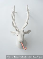 Decorative mounted head of reindeer with candy cane 5Qg2Xb
