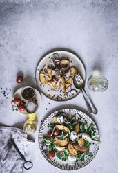 Salad with nectarines and crunchy lentils