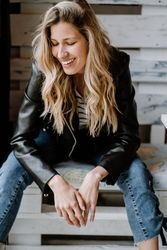 Woman sitting in a wooden bench in cafe