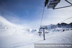 Ski lift on a snowy mountain 0LvDr4