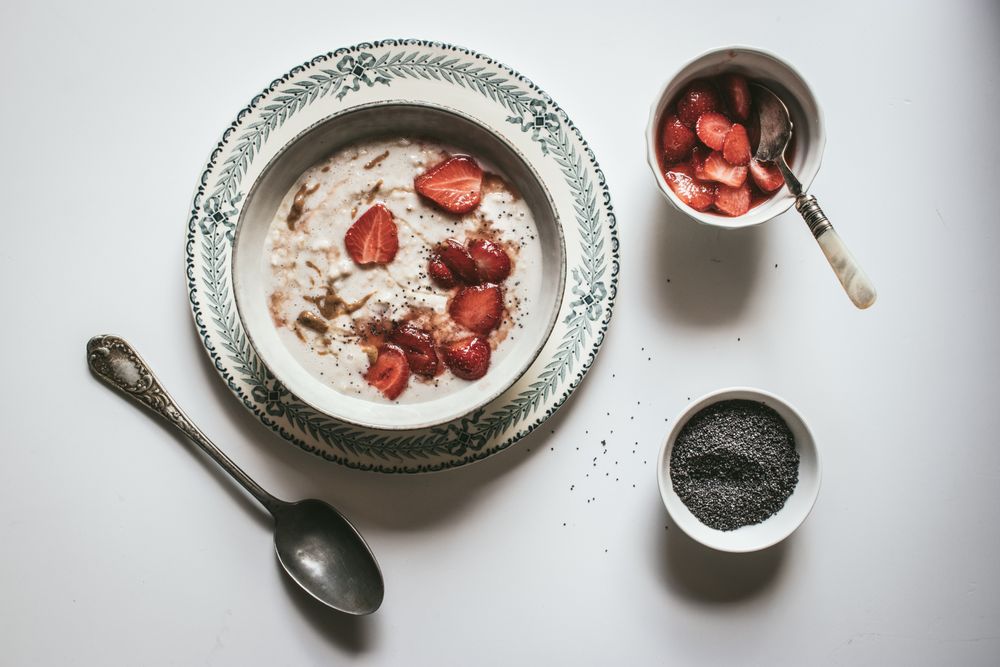 Porridge with strawberries