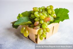 Box of fresh green grapes on kitchen counter 4ZeNyy