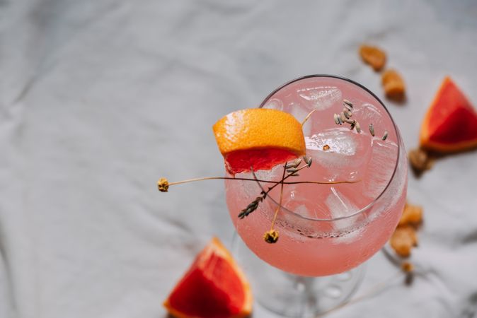 Cocktail grapefruit. Alcoholic beverage with ice
