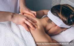 Client receiving shoulder massage in spa 4MGMDk