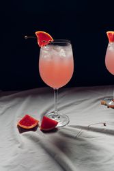 Cocktail grapefruit. Alcoholic beverage with ice