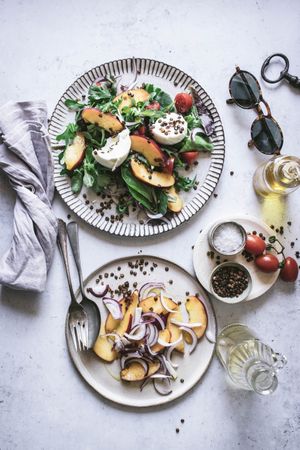 Salad with nectarines and crunchy lentils