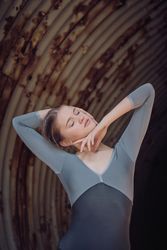 Slim ballet dancer in tunnel