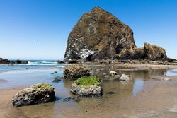 A view of Haystack Rock on the beach, Cannon Beach, Oregon v5q7Kb