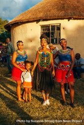 Zulu wedding guests pose in the sun 0gXA35