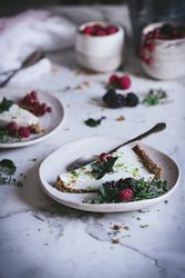 Lime pie with berries