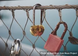 Close up of lovers lock on Maltese chain fence 0V19Gb