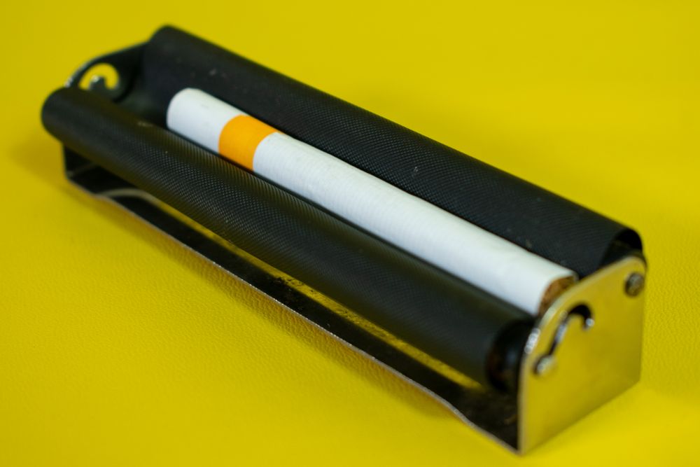 Cigarette in hand rolling machine