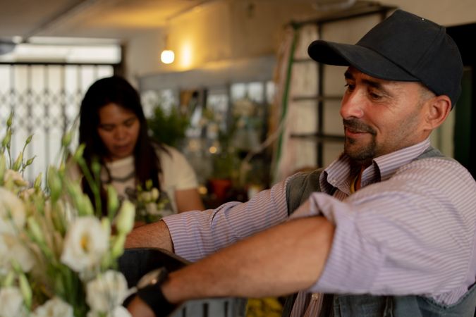 Two florist organizing flower in a shop