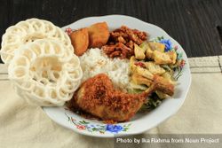 Nasi warteg, Indonesian meal with fried chicken 42yB75