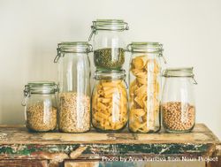 Pantry grains stored in airtight glass jars 47PVkb