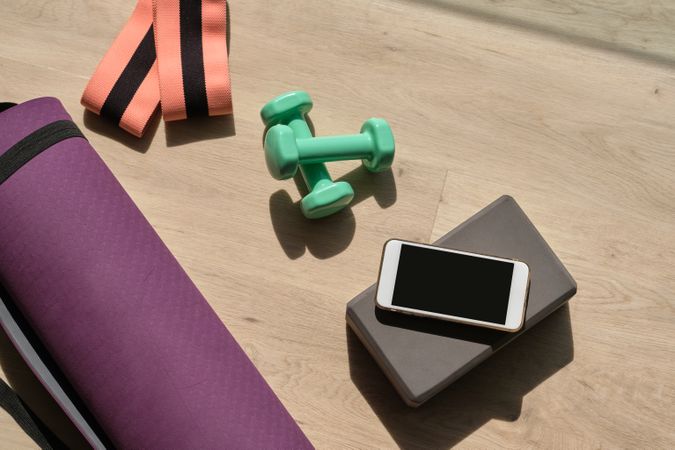 Fitness equipment and smartphone placed on floor