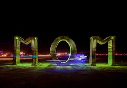 “MOM” lit up sign, Nevada e5zDob