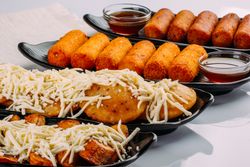 Combinations of Venezuelan dishes, served as starters, tequeños, sweet arepas with cheese and fried plantain with cheese
