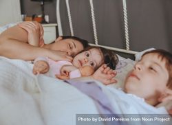 Woman sleeping with young son and daughter 4jyLx5