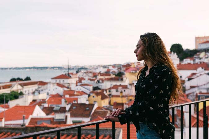 Casual woman against cityscape