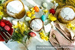 Top view of Easter food concept with dusted cakes, Easter eggs and spring flowers 5wXL8L