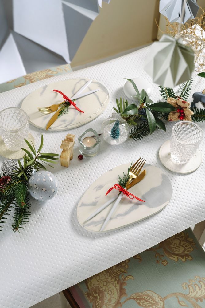 Table set gold at Christmas