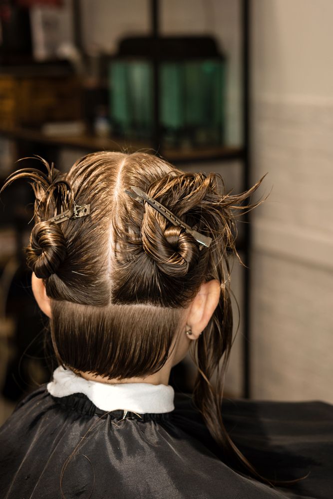 Process of cutting bob, back view