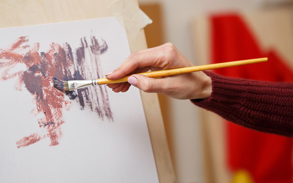 Hand of artist at the beginning of painting a picture