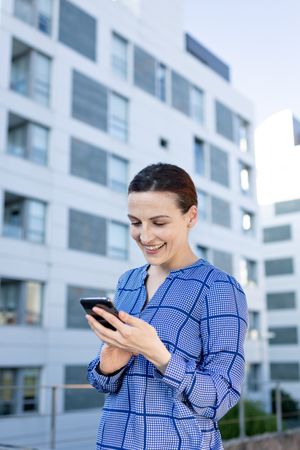 Smiling businesswoman using the cellphone