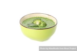 Bowl of green broccoli soup 49ZZBb