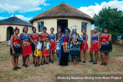 Zulu bride with group of women guests 5RVdW5