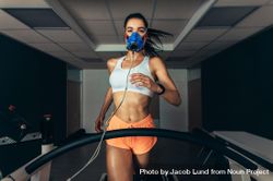 Woman with mask running on treadmill for VO2 max test bezRp0