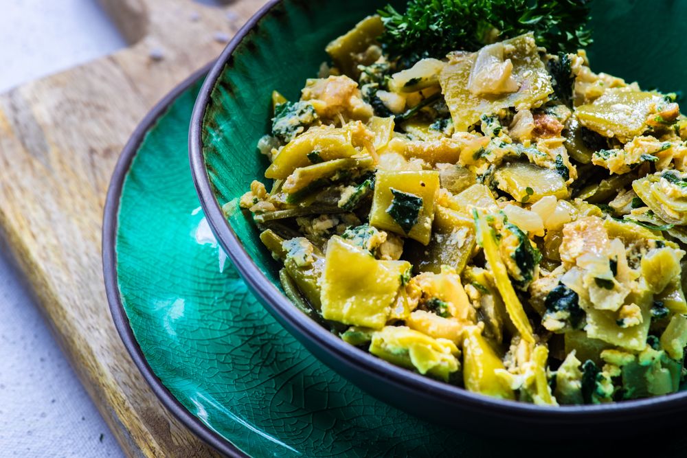 Georgian lobio in green dish