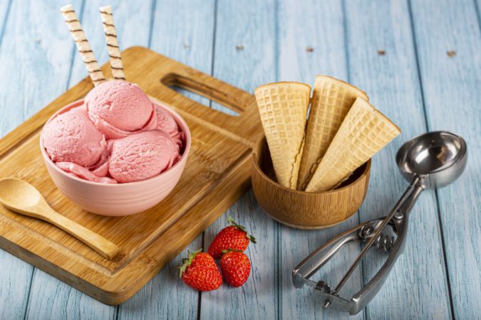 Bowl with strawberry ice cream balls.