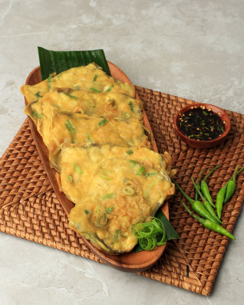 Tempeh served with pepper and condiments on mat