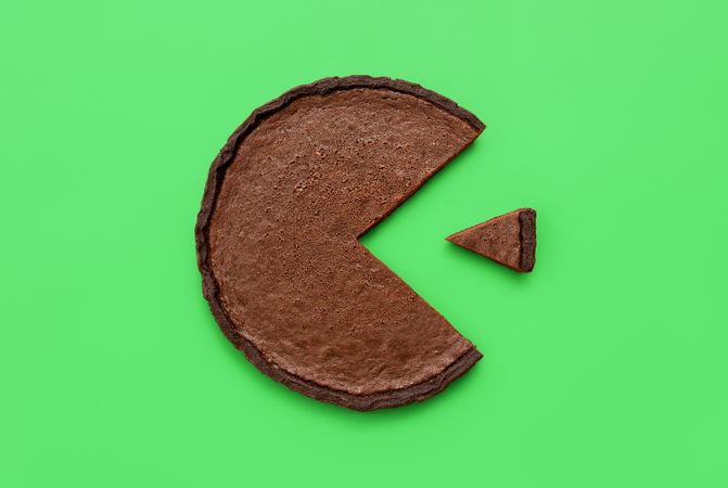 Chocolate tart top view on a green background