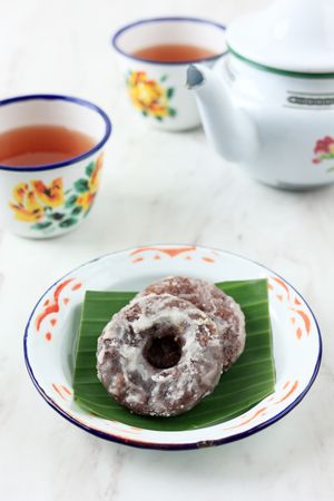 Jalabria, sticky rice flour donut with tea