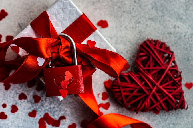 Thatched heart decorations with gift box with red padlock